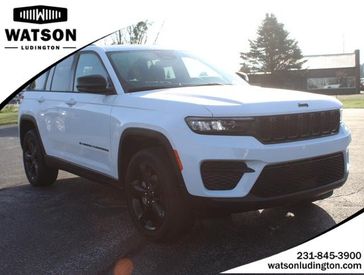 2023 Jeep Grand Cherokee Altitude in a WHITE exterior color and Global Blackinterior. Watson's Manistee Chrysler Inc 231-299-8691 watsonsmanisteechrysler.com 