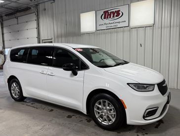 New 2026 Chrysler Pacifica Select