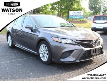 2020 Toyota Camry SE in a GRANITE exterior color and Blackinterior. Watson Benzie, LLC 231-383-7836 watsonchryslerdodgejeep.com 