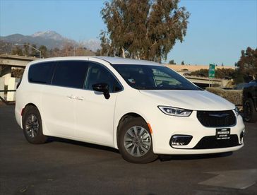 2025 Chrysler Pacifica Plug-in Hybrid Select
