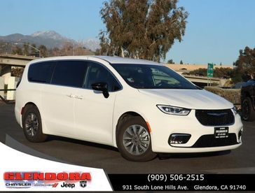 2025 Chrysler Pacifica Plug-in Hybrid Select