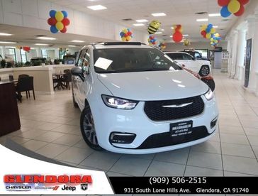 2023 Chrysler Pacifica Plug-in Hybrid Pinnacle in a Bright White Clear Coat exterior color. Glendora Chrysler Dodge Jeep Ram 909-506-2515 glendorachryslerjeepdodge.com 