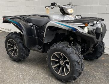 2024 Yamaha Grizzly in a Silver Met Black exterior color. Plaistow Powersports (603) 819-4400 plaistowpowersports.com 