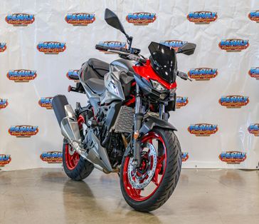 2025 KAWASAKI Z500 SE ABS CANDY PERSIMMON RED AND METALLIC FLAT SPARK BLACK AND METALLIC MATTE GRAPHENESTEEL GRAY