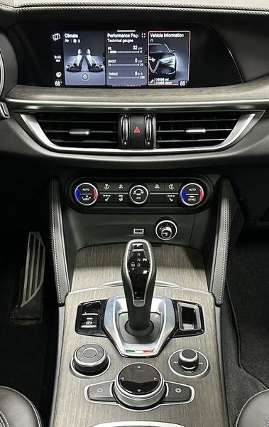 2022 Alfa Romeo Stelvio Ti AWD w/Sunroof/Nav/Premium PkgImage 27