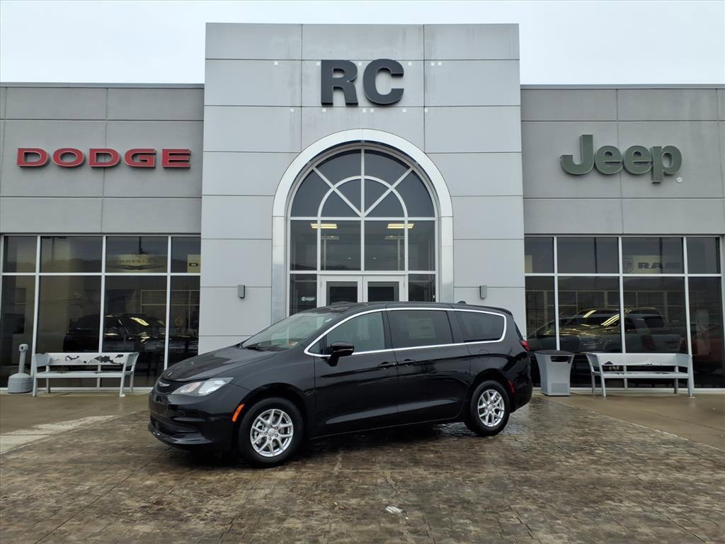 2026 Chrysler Voyager LX's photo