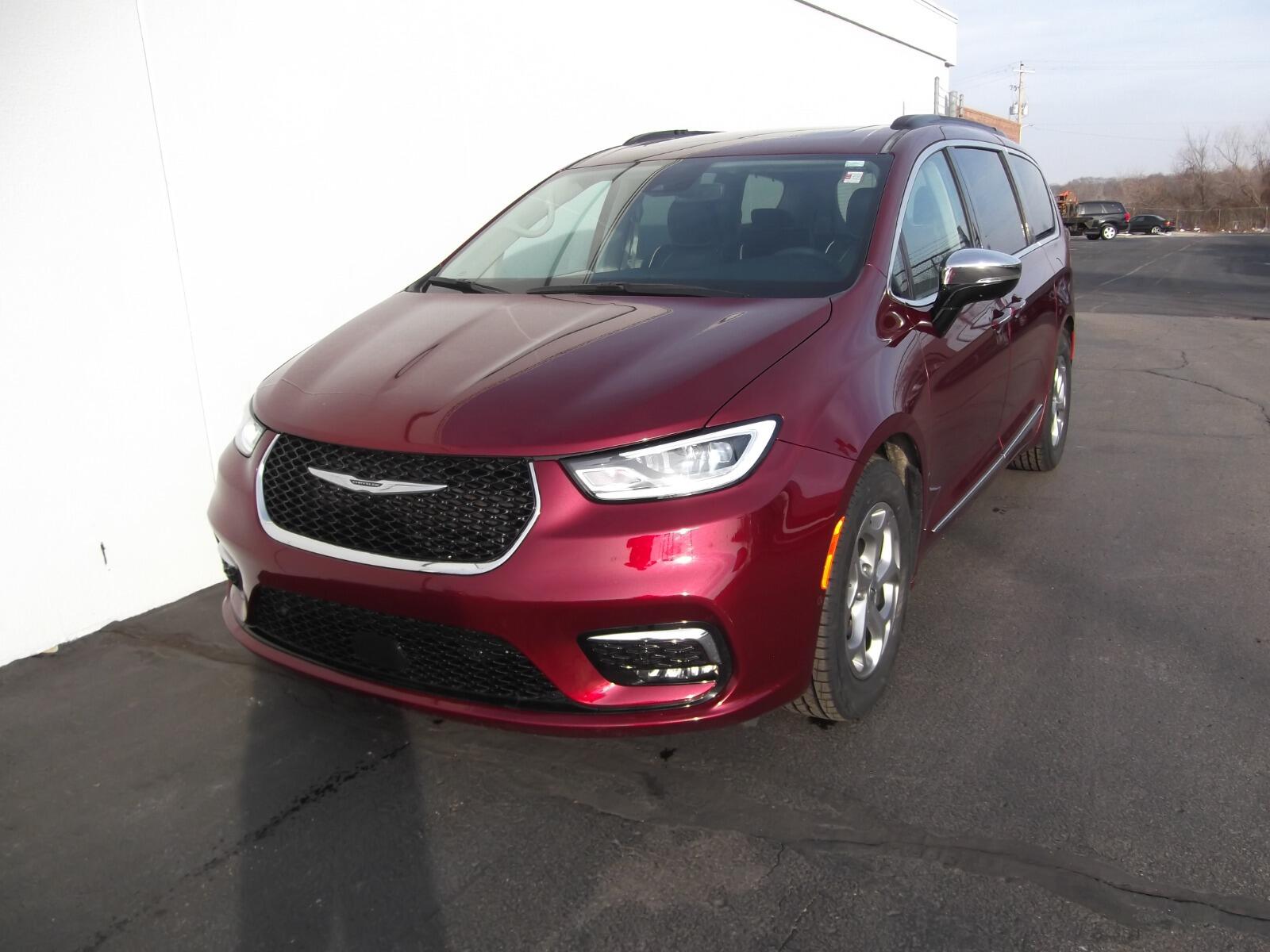 Used 2023 Chrysler Pacifica Limited with VIN 2C4RC1GG4PR548123 for sale in Kansas City