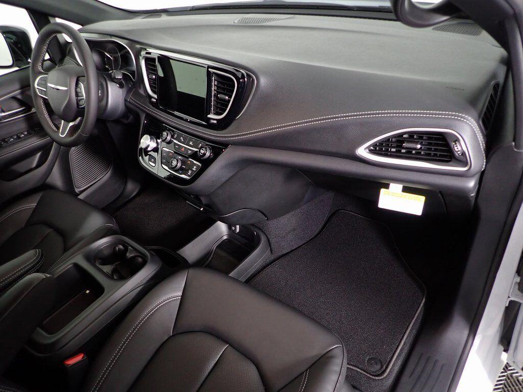 2026 Chrysler Pacifica Select - Photo 35