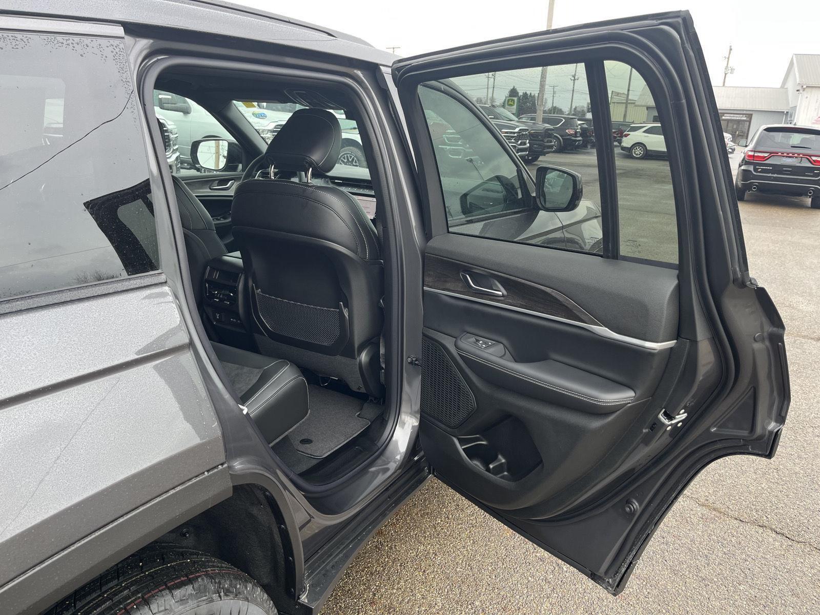 2026 Jeep Grand Cherokee Laredo - Photo 37
