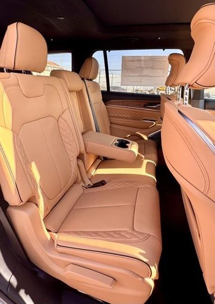 New 2025 Jeep Grand Cherokee L Summit Reserve 4x4Image 16