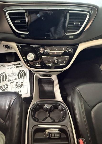Used 2018 Chrysler Pacifica Touring LImage 20