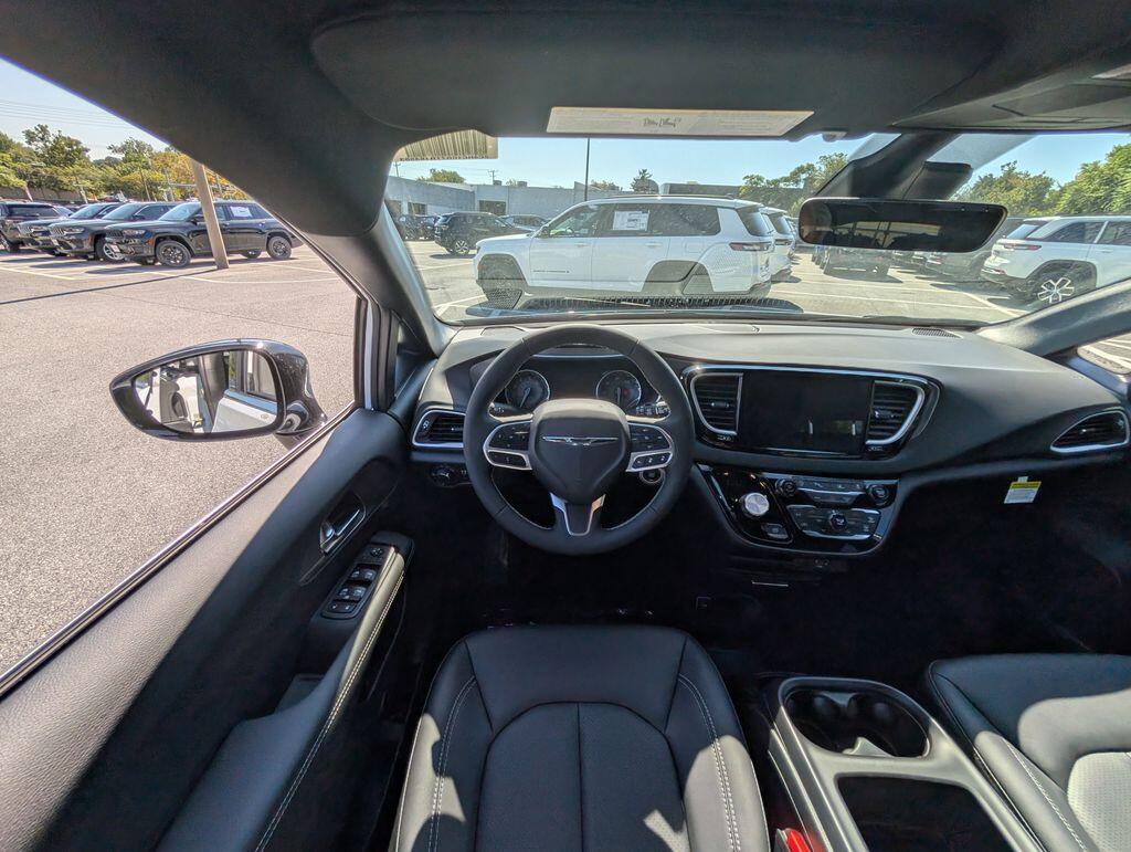 2026 Chrysler Voyager LX - Photo 11