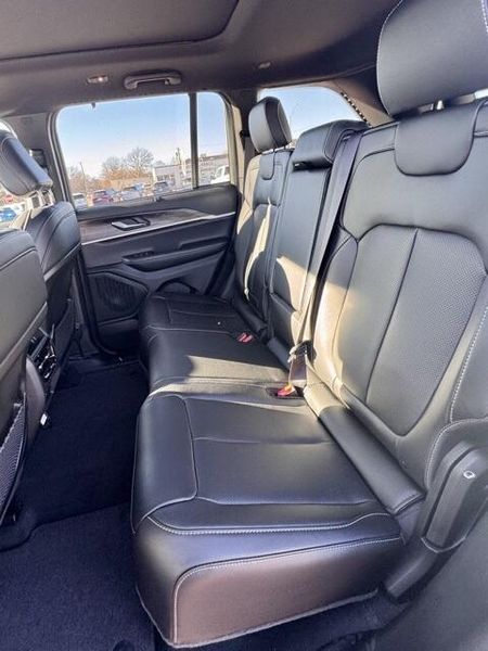 New 2025 Jeep Grand Cherokee Limited 4x4Image 12