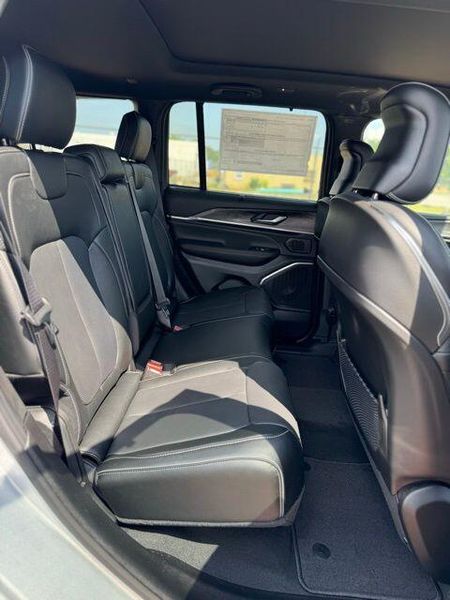 New 2025 Jeep Grand Cherokee Overland 4x4Image 15