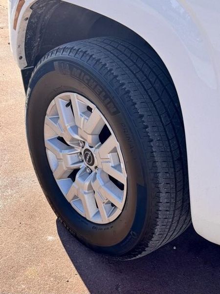 Used 2024 Nissan Frontier SVImage 18
