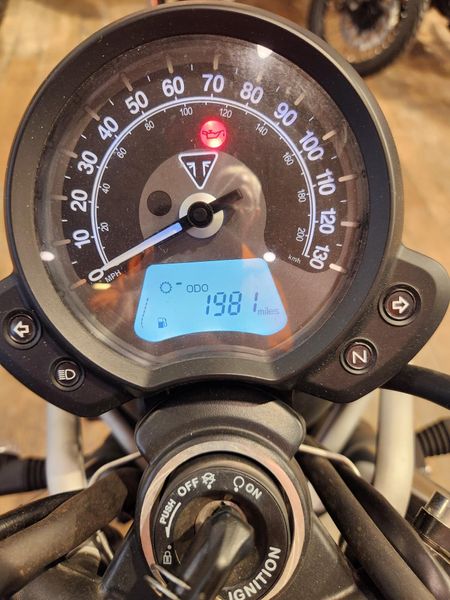 2017 Triumph 900 Street Scrambler Image 2