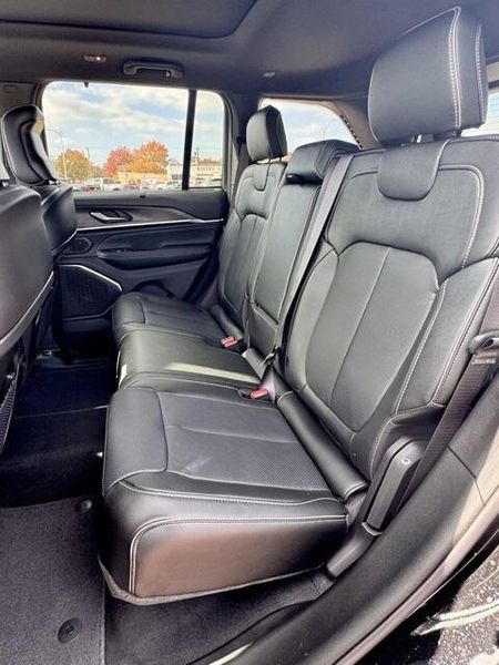 New 2025 Jeep Grand Cherokee Overland 4x4Image 12