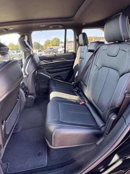 New 2025 Jeep Grand Cherokee Overland 4x4Image 11