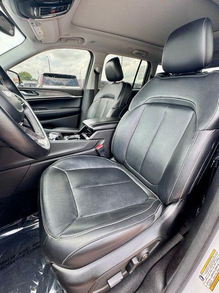 Used 2022 Jeep Grand Cherokee LimitedImage 11