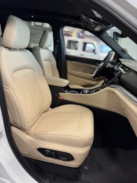2025 Jeep Grand Cherokee Limited 4x2Image 14