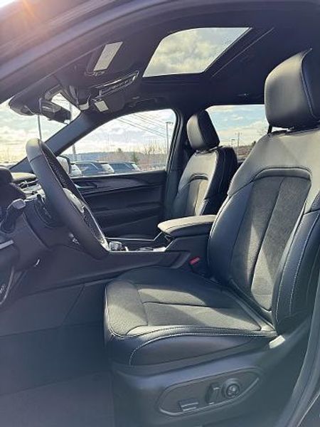 New 2025 Jeep Grand Cherokee Altitude X 4x4Image 2