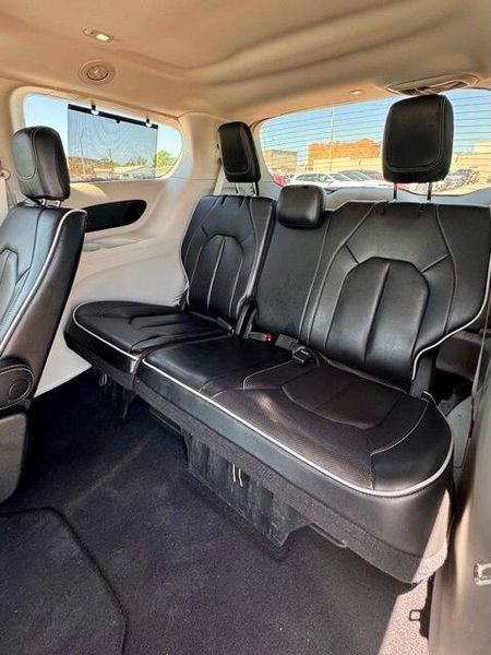 Used 2023 Chrysler Pacifica LimitedImage 13