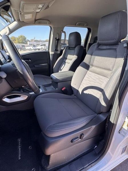 Used 2024 Nissan Frontier SVImage 11