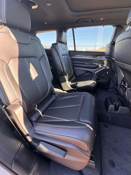 New 2025 Jeep Grand Cherokee L Limited 4x2Image 16