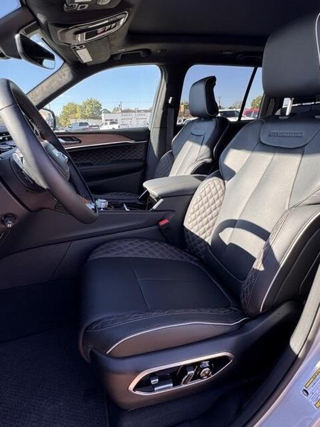 New 2025 Jeep Grand Cherokee Summit Reserve 4x4Image 12