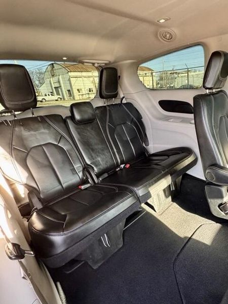 Used 2023 Chrysler Pacifica Touring LImage 17