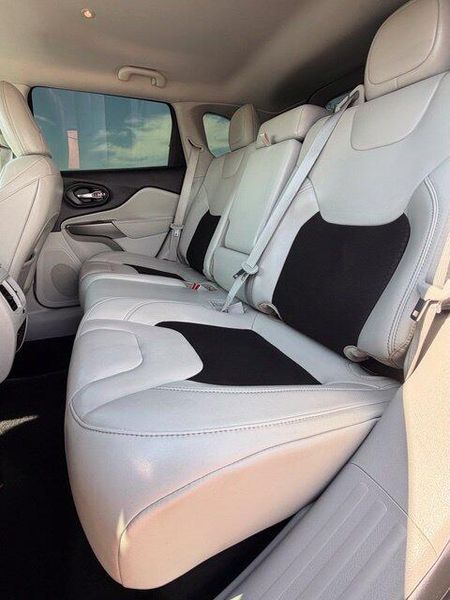 Used 2021 Jeep Cherokee Latitude PlusImage 11