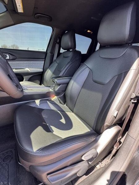 Used 2025 Jeep Compass LatitudeImage 11