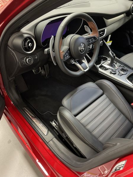 New 2025 Alfa Romeo Giulia Intensa AwdImage 7