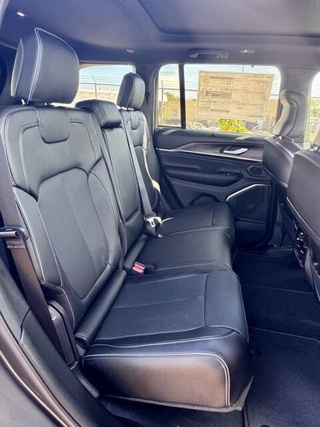 New 2025 Jeep Grand Cherokee Overland 4x4Image 14