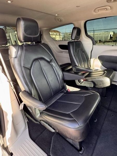 Used 2023 Chrysler Pacifica Touring LImage 16