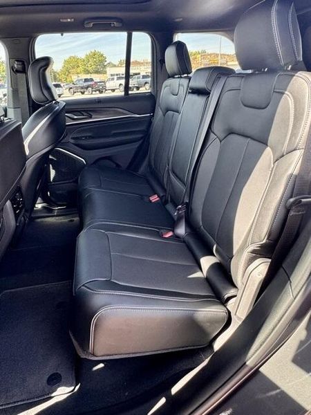 New 2025 Jeep Grand Cherokee Overland 4x4Image 11