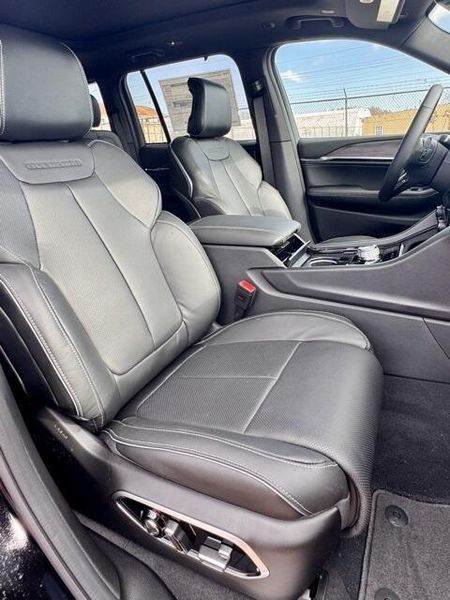 New 2025 Jeep Grand Cherokee Overland 4x4Image 14