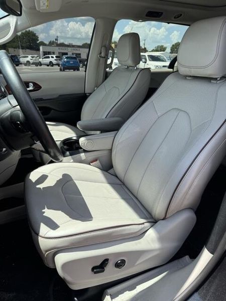 Used 2020 Chrysler Pacifica LimitedImage 11