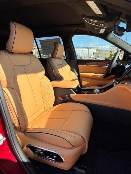 New 2025 Jeep Grand Cherokee Summit Reserve 4x4Image 13