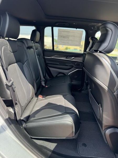 New 2025 Jeep Grand Cherokee Overland 4x4Image 15