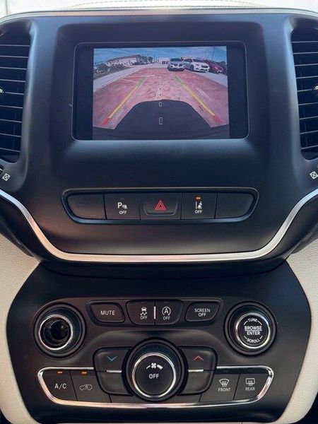 Used 2021 Jeep Cherokee Latitude PlusImage 16