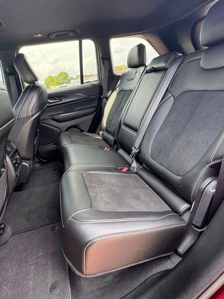 Used 2025 Jeep Grand Cherokee Altitude XImage 11