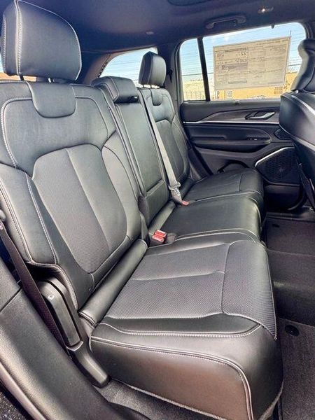New 2025 Jeep Grand Cherokee Overland 4x4Image 15