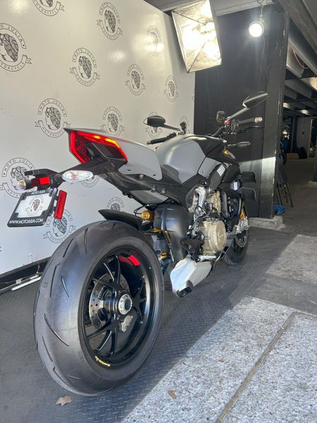 2024 Ducati STREETFIGHTER V4S