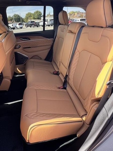 New 2025 Jeep Grand Cherokee Summit Reserve 4x4Image 12