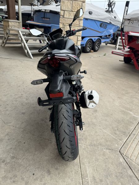 2024 Kawasaki Z500 SE ABS CANDY PERSIMMON RED AND METALLIC FLAT SPARK BLACK AND METALLIC MATTE GRAPHENESTEEL GRAYImage 17