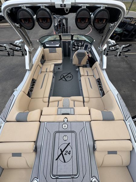 2023 MASTERCRAFT X24 Image 13