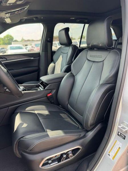 New 2025 Jeep Grand Cherokee Overland 4x4Image 12