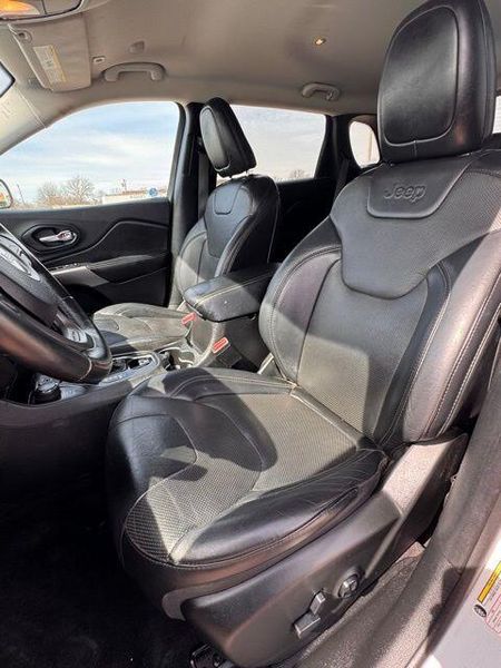 Used 2019 Jeep Cherokee LimitedImage 8