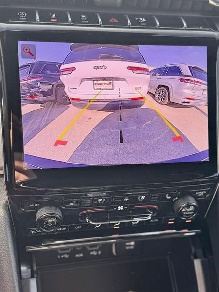 New 2025 Jeep Grand Cherokee Overland 4x4Image 17